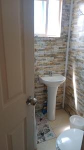 een badkamer met een wastafel en een toilet bij Cabaña y Hospedaje Rural La Familia in Dalcahue
