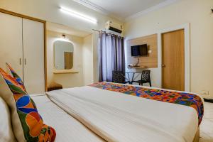una camera d'albergo con un grande letto di FabHotel Heritage Palace ad Aurangabad