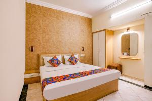 奥兰加巴德Via Heritage Palace - CIDCO Bus Stand的房间里有一张大床的卧室