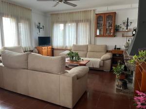 sala de estar con sofá y mesa en Casa Cal Duc, la Garriga en La Garriga
