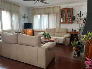 un soggiorno con un divano e un tavolo di Casa Cal Duc, la Garriga a La Garriga