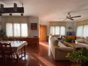 拉加里加的住宿－Casa Cal Duc, la Garriga，客厅配有沙发和桌子