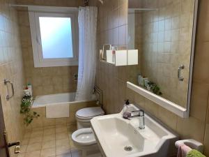 un bagno con lavandino, water e finestra di Casa Cal Duc, la Garriga a La Garriga Altre 15 foto