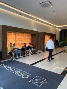 巴统Orbi Panorama Sea ​​view的一名在大堂玩电子游戏的人