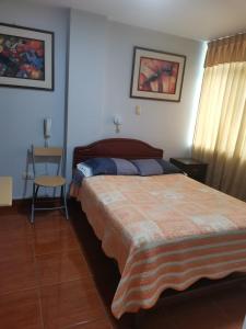 Tempat tidur dalam kamar di Hostal Puerto Ingles