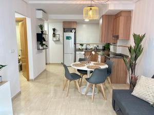 - une cuisine et une salle à manger avec une table et des chaises dans l'établissement Altamira 1 Campello piscina, garaje ,wifi, A/C, à El Campello
