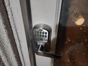 Hollywood Hills Hideout في لوس أنجلوس: مقبض باب على باب مع نافذة