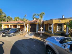 Hollywood Hills Hideout في لوس أنجلوس: منزل به سيارتين متوقفتين أمامه