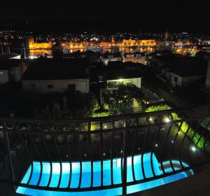 Výhled na bazén z ubytování Villa Bakica nebo okolí