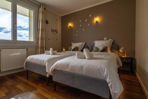 1 dormitorio con 2 camas y ventana en L'échappee du 36 - 4 chambres dans le Triangle d'Or à 100m du lac, parking gratuit, en Annecy