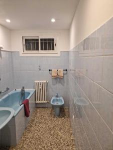 een badkamer met een bad, een toilet en een wastafel bij Le transvaal in Avignon