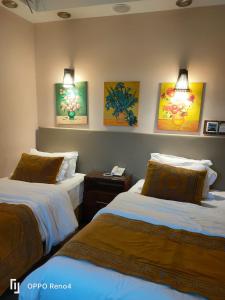 ein Hotelzimmer mit 2 Betten und 2 Lampen in der Unterkunft Resort altayar Villa altayar 1 Aqua Park with Sea View in Sidi Kirayr