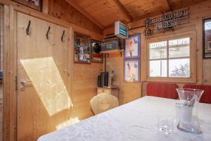 comedor con mesa y ventana en Landhaus Valtelas, en Sölden