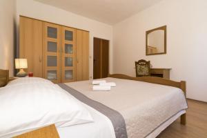 En eller flere senge i et værelse på Holiday House Kostanje + 40 billeder