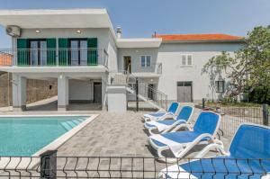 Swimmingpoolen hos eller tæt på Holiday House Kostanje