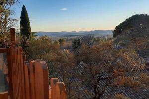 Cảnh núi rừng hoặc tầm nhìn ra núi từ khu cắm trại