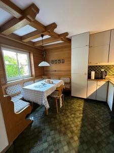 eine Küche mit einem Tisch und einem Fenster in der Unterkunft Ferienhaus Abendfrieden in Mittenwald