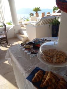 - Mesa con buffet de bollería y bebidas en Villa Anna Salina, en Santa Marina Salina