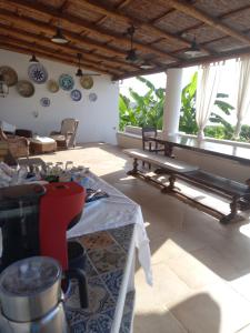 Habitación con mesa, sillas y sidra de mesa en Villa Anna Salina, en Santa Marina Salina