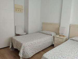 Ένα ή περισσότερα κρεβάτια σε δωμάτιο στο Acogedor apartamento en la playa