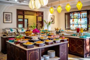 uma linha de buffet com muitas tigelas de comida em Lantana Riverside Hoi An Boutique Hotel & Spa em Hoi An