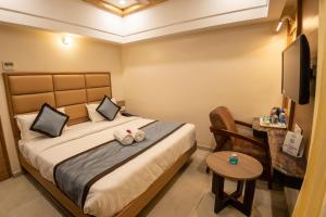 Postel nebo postele na pokoji v ubytování Hotel Grand Sabarees