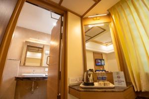 Koupelna v ubytování Hotel Grand Sabarees