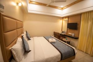 Postel nebo postele na pokoji v ubytování Hotel Grand Sabarees