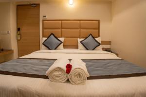Postel nebo postele na pokoji v ubytování Hotel Grand Sabarees