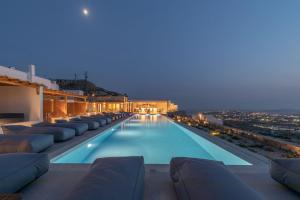 The swimming pool at or close to Sunset Hill Suites