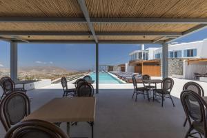 The swimming pool at or close to Sunset Hill Suites