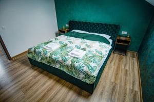 1 dormitorio con 1 cama con pared verde en Apartamenty Żołnierska 31 - Apartament nr 2, en Bytom