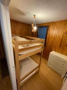 Zimmer mit 2 Etagenbetten in der Unterkunft Appartement Vars les Claux 4/5 personnes in Vars