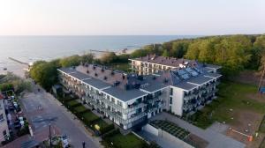 an aerial view of a building near the water at Nadmorski Apartament z ogródkiem przy plaży 114 Rezydencja Niechorze in Niechorze
