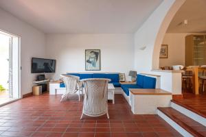un salon avec un canapé bleu et des chaises dans l'établissement Holiday Home Zaton, à Dubrovnik