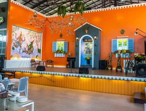 eine orangefarbene Wand mit einer Bar in einem Restaurant in der Unterkunft Yoko River Kwai Resort in Sai Yok