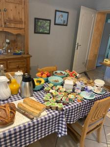 una mesa con un mantel azul y blanco a cuadros en le Châtelet, en La Chaux Neuve