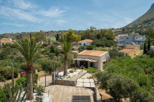 een villa met uitzicht op een stad met palmbomen bij Rena's Rustic retreat in Chania