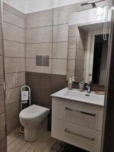 B&B MaryGe في إيركولانو: حمام مع مرحاض ومغسلة ومرآة