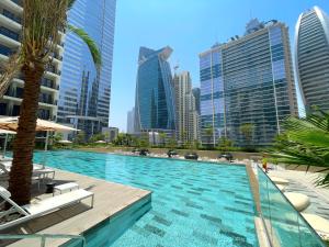 ein Schwimmbad in einer Stadt mit hohen Gebäuden in der Unterkunft CitiHome- Business Bay in Dubai