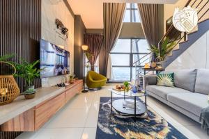 クアラルンプールにあるLuxury Duplex Condo Retreat-Corner v 2 Parking, KL by Veranoのソファとテレビのあるリビングルーム