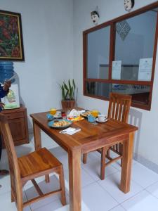 a wooden table and chairs in a living room at Pondok Kukuh villa Sidemen in Sidemen