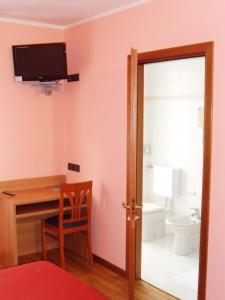 TV a/nebo společenská místnost v ubytování Hotel Ristorante Al Bassanello