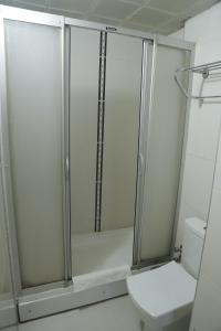 y baño con ducha y aseo. en Grand Zara Hotel, en Kayseri