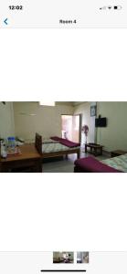 Zimmer mit 2 Betten und einem Schreibtisch in der Unterkunft Tannery Homestay in Cherrapunji