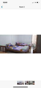 ein Zimmer mit einem Tisch und 2 Betten darin in der Unterkunft Tannery Homestay in Cherrapunji