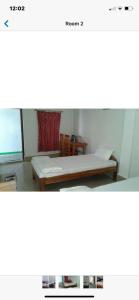 Zimmer mit einem Bett und einem Tisch in der Unterkunft Tannery Homestay in Cherrapunji
