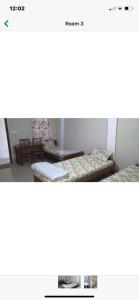 Zimmer mit 2 Betten und einem Tisch in der Unterkunft Tannery Homestay in Cherrapunji