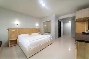 GP House Phuket Patong Beach tesisinde bir odada yatak veya yataklar