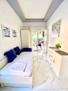 Dormitorio blanco con cama y mesa en Villa Norah en Podgora